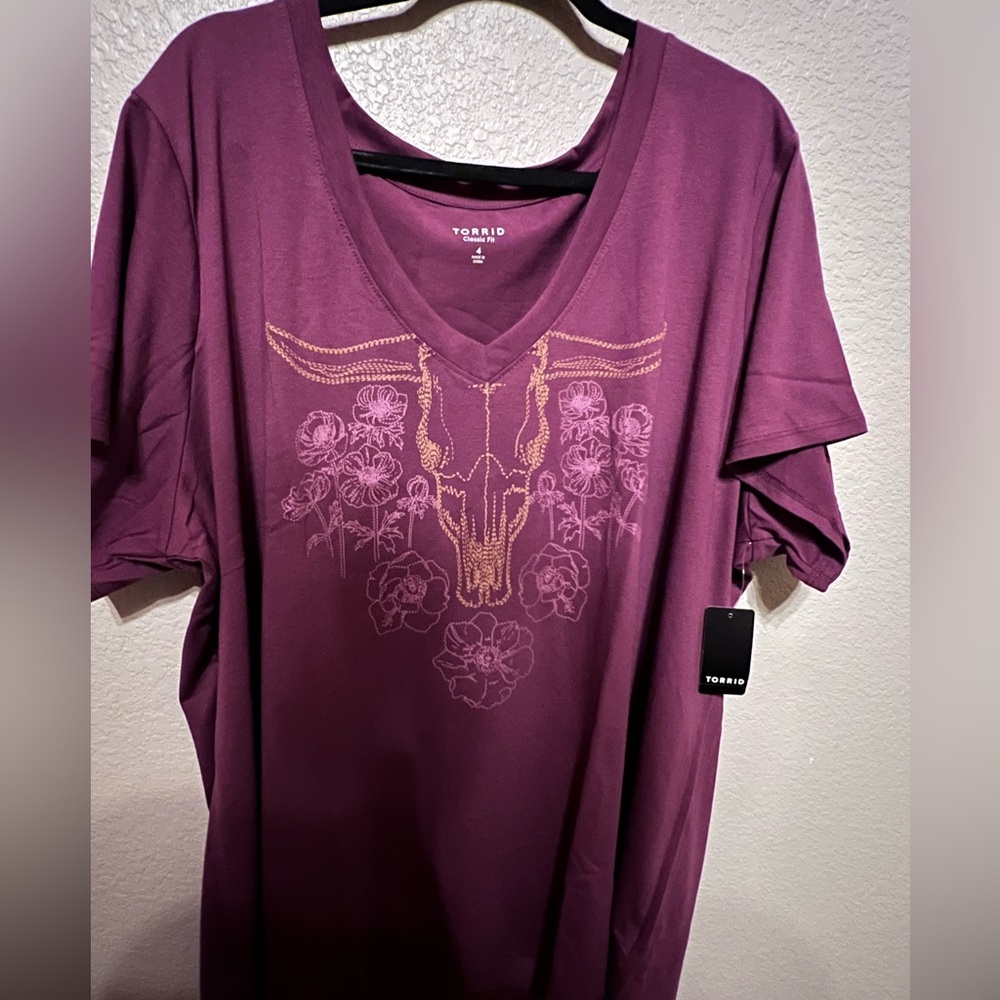 BRAND NEW Torrid Purple V-Neck Tee with Embroidered Skull and Floral Accent